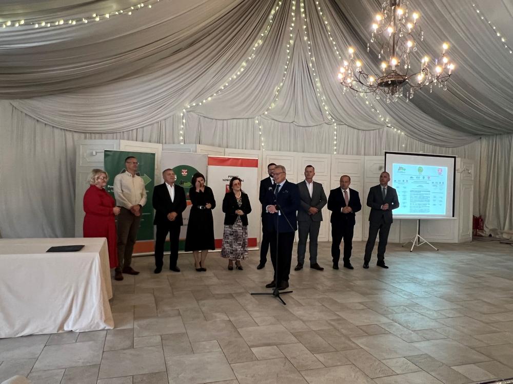 Zdjęcie galerii artykułu:  - 13_partnerzy rynku pracy podpisujący Partnerstwo Lokalne_przemowa Dyrektora WUP
